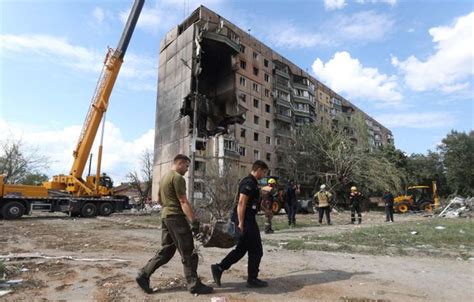 Russian missiles kill at least 6 in Zelenskyy’s hometown in central Ukraine
